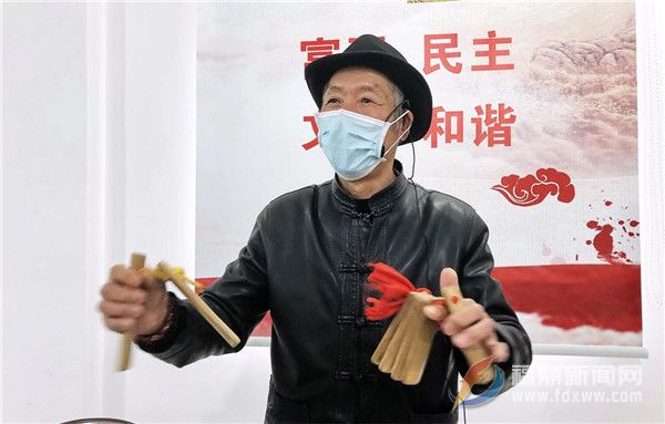 點頭草根老藝人創作方言快板 “聲”入人心宣傳疫情防控