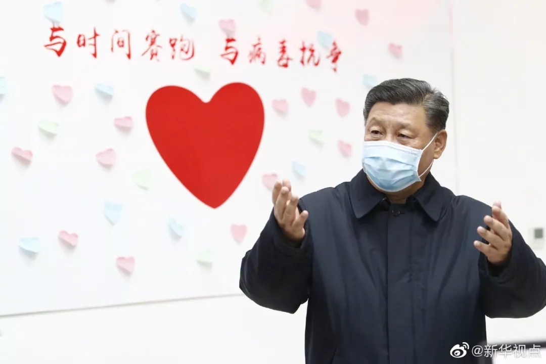 “非常時期就不握手了”習近平戴口罩、測體溫，鼓勵居民“一定要有信心”！