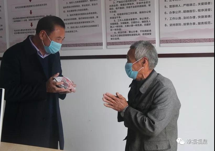 父子三人愛心接力，捐款捐物守護家園