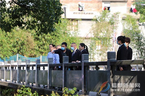 市法院聯手市河長制辦公室、水利局執法大隊開展巡河活動
