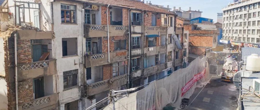 拆除鬧市區近1500平危房，騰出空地做公益