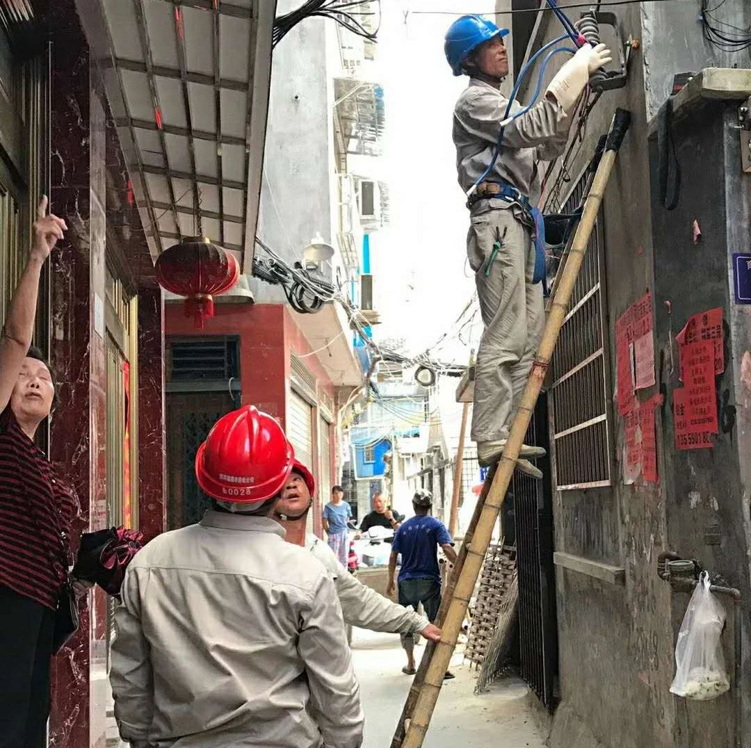 看！總有那么一抹“黨旗紅”在守護“近鄰”