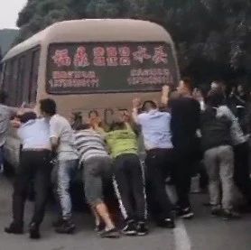 感動！兩名司機被困車內，福鼎警民合力推車救人