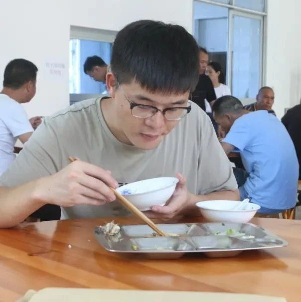 干部爭當“光盤”表率，機關食堂變身“節約課堂“
