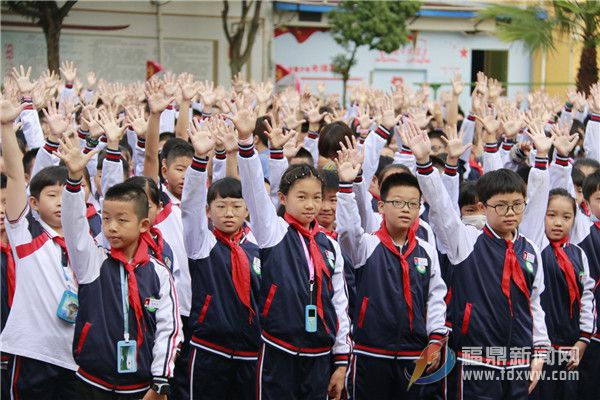 在國旗下回首烽火歲月——流美中心小學舉辦紀念抗美援朝出戰70周年主題隊日活動