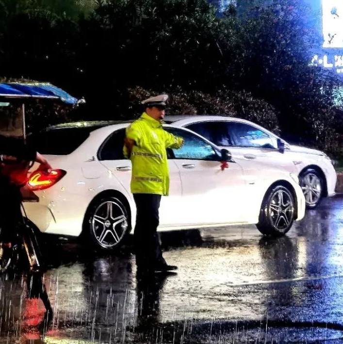 【教育整頓】淋最大的雨！站最堅定的崗！福鼎“澆”警的雨中“勤”~