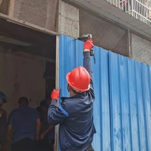拆除違建，市城市管理局助力老舊小區換新顏