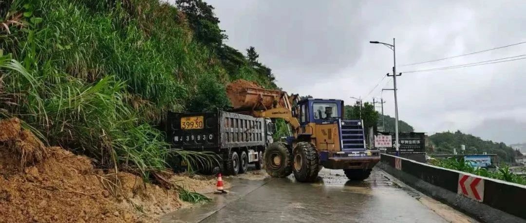 強降雨致福鼎多路段溜方，搶險人員全力以赴忙搶通