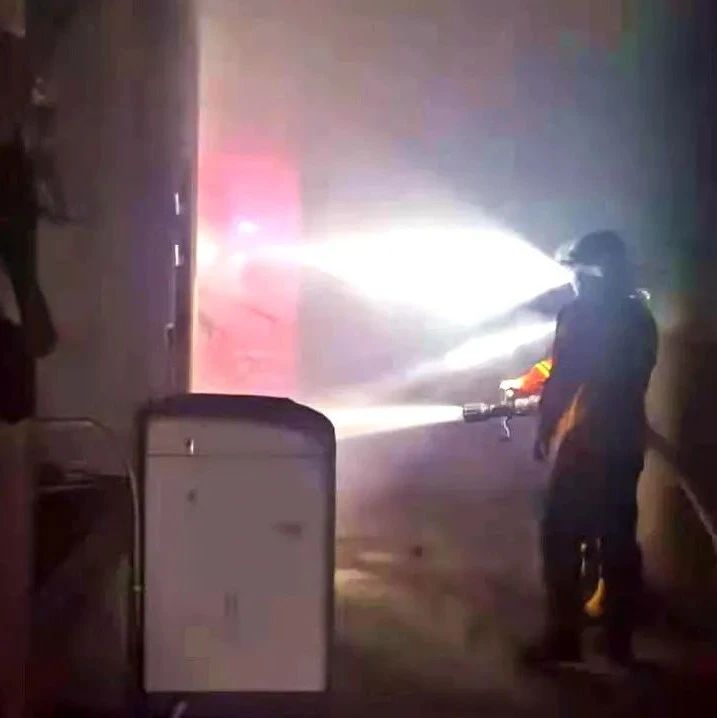 福鼎一電動車突然起火！一家四口被困！民警緊急救援！