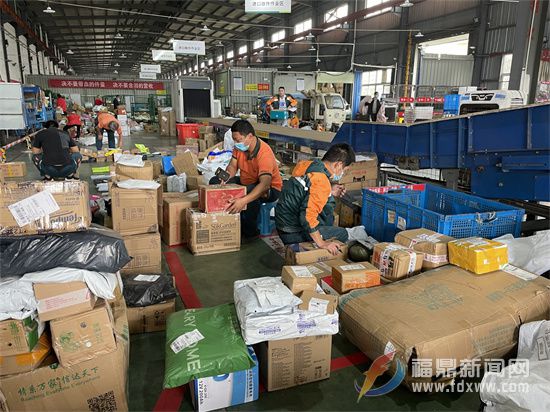 “雙十一”配送高峰提前到來 快遞企業保暢通“火力全開”