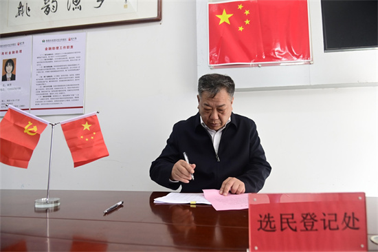 李紹美在前岐鎮薛橋村參加選民登記