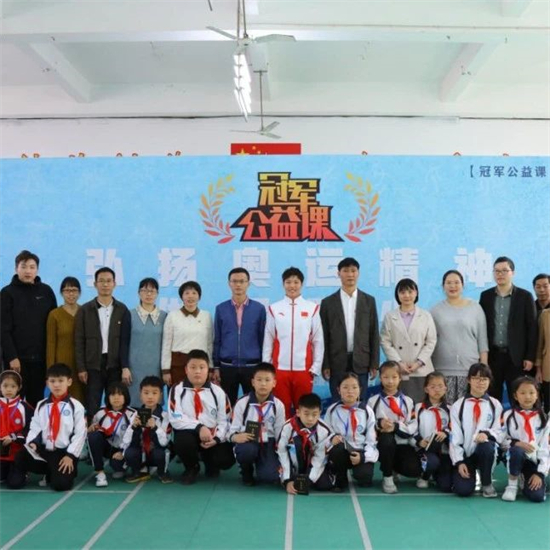 冠軍公益課｜球不落地，決不放棄！黃東萍走進母校南安市國專中心小學弘精神、授球技