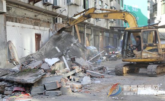 點頭鎮：依法拆除違章搭建 改善鎮區公共環境