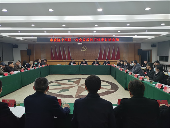 周春海參加政協委員分組討論