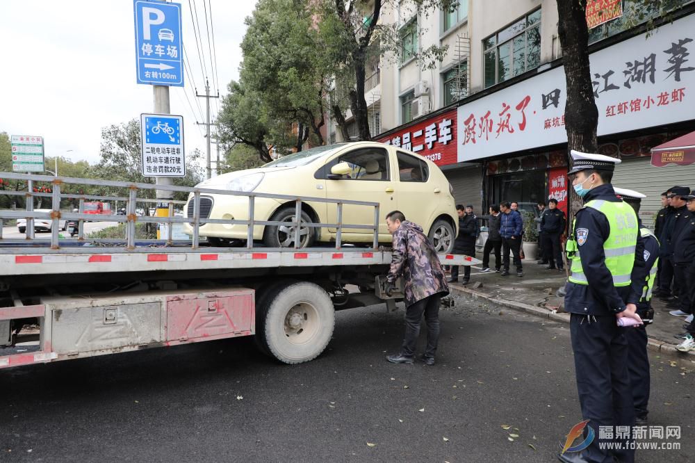 山前街道各部門聯合出擊整治“二手車”占道經營亂象