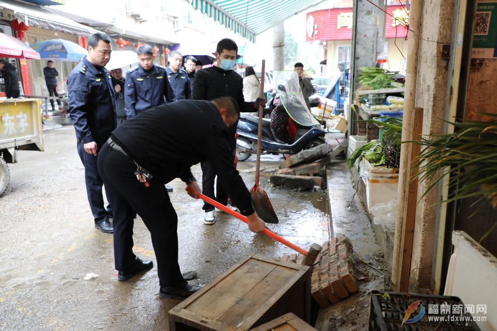 山前街道開展占道經營整治行動為創城添磚加瓦