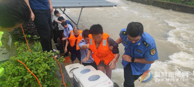 點頭鎮應急隊施救涉水智障人員