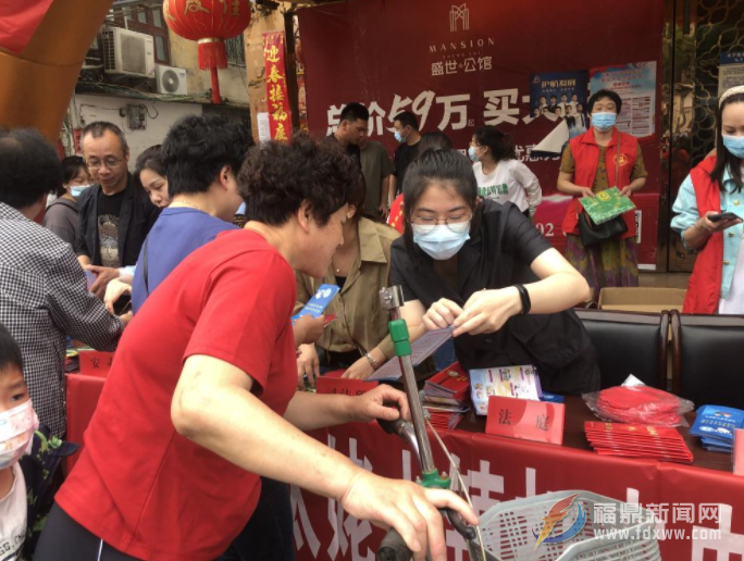 市法院聯合多部門開展主題宣傳活動