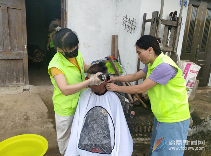 白琳鎮組織鎮人大代表看望慰問孤寡老人