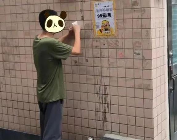 亂貼“小廣告”，一男子被處罰！