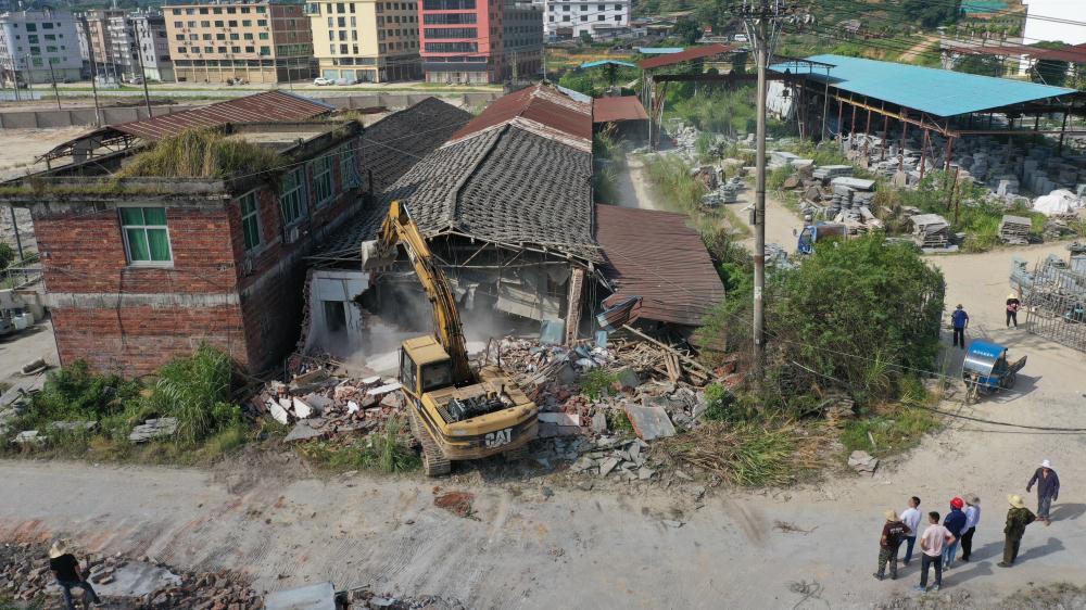 點頭鎮：拆除老舊廠房 助力特色小鎮項目建設
