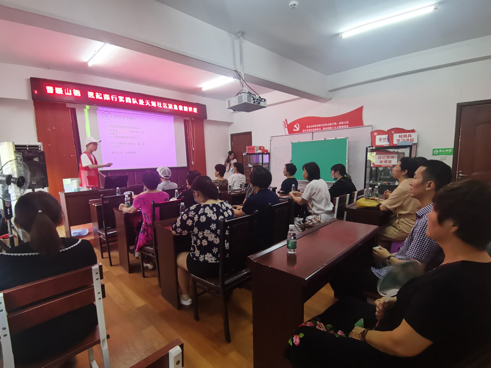 天湖社區：開展“關愛健康 你我同行”健康知識講座