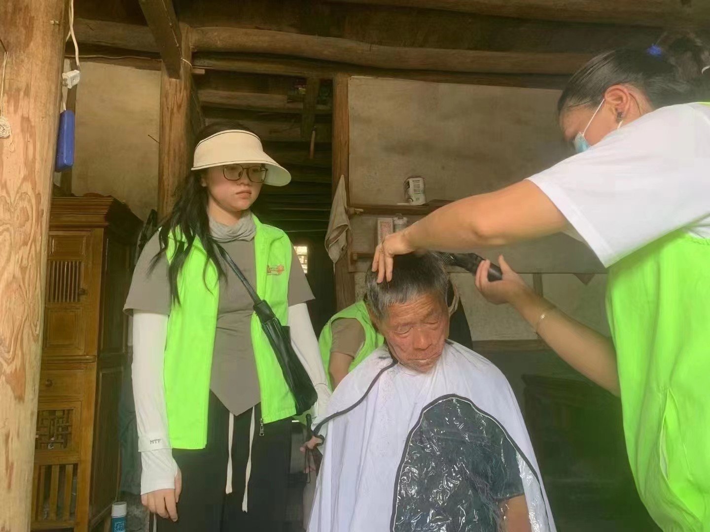 福鼎市微愛行動志愿者協會慰問留守老人