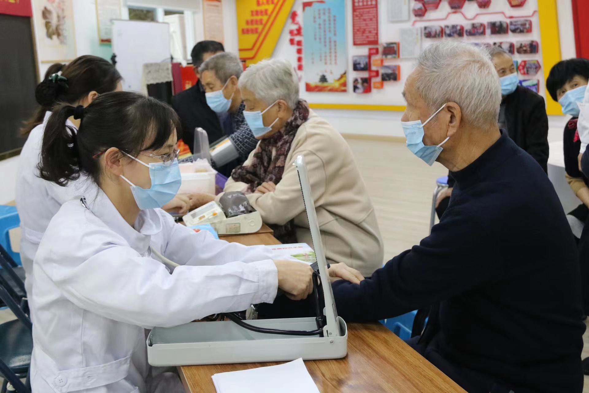 健康知識宣講及義診活動走進富民社區