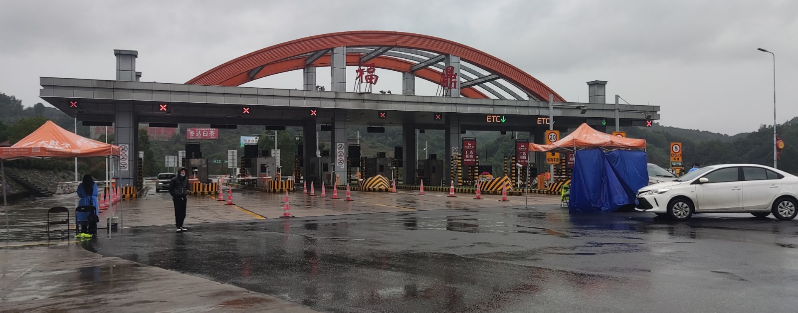 嚴守高速路出入口 把牢防控最前線