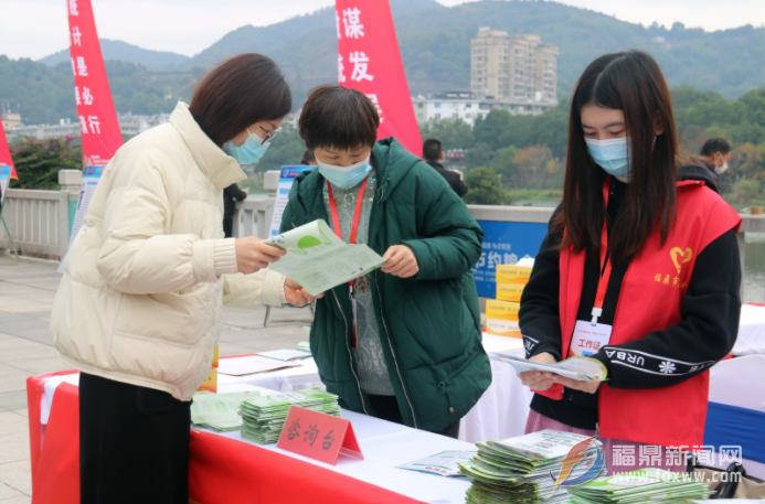 “ 12.4” 國家憲法日暨“ 12.8”《統計法》頒布日宣傳活動在我市舉辦