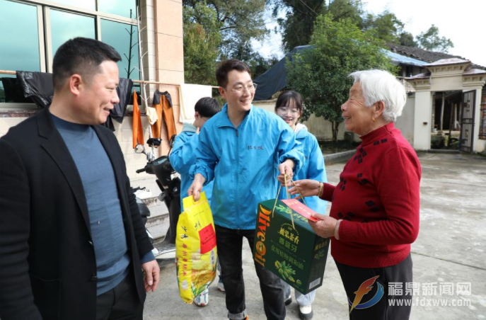 【網絡中國節·春節】愛心企業顯擔當 走訪慰問敬老情
