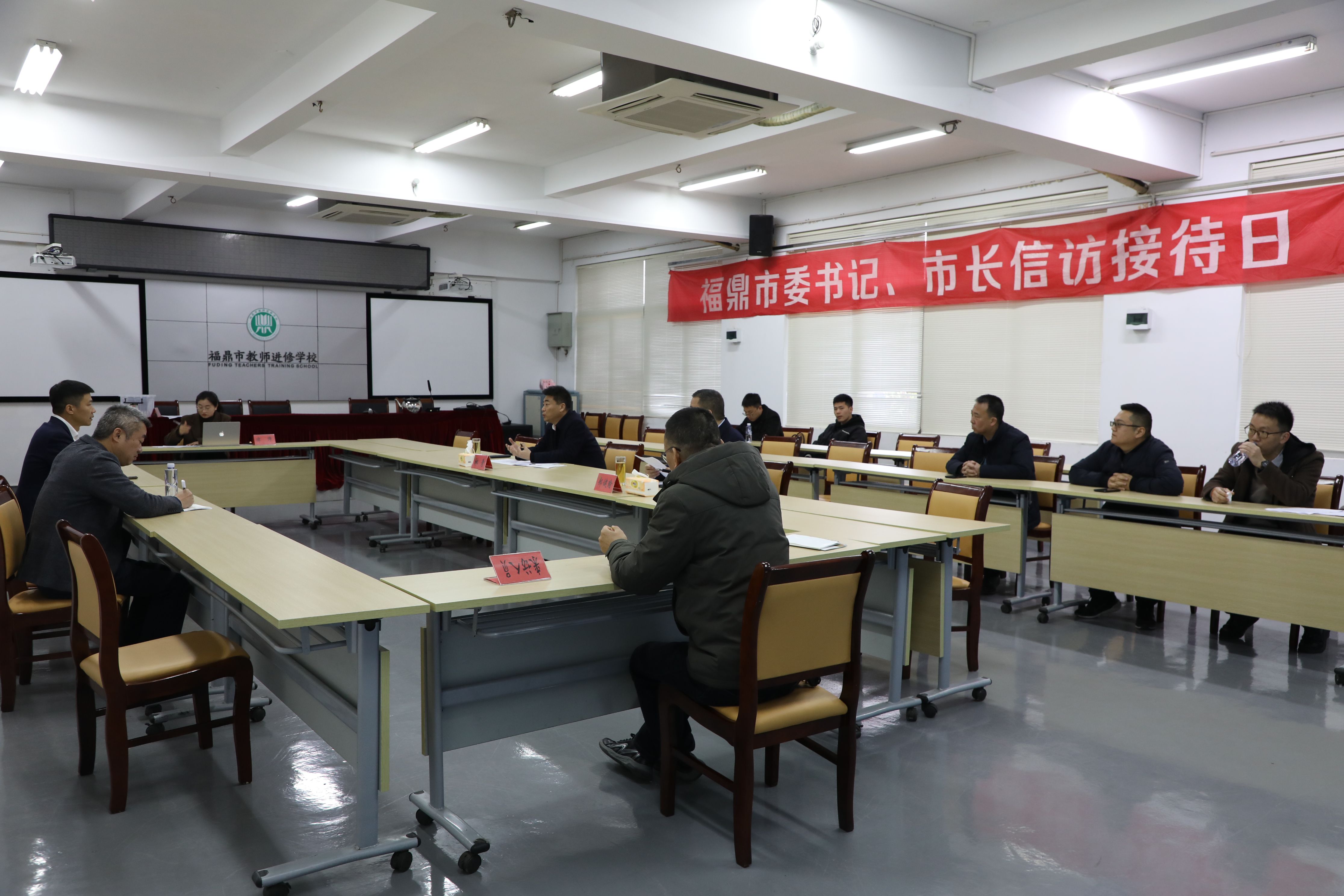 林青在市教師進修校接待來訪群眾