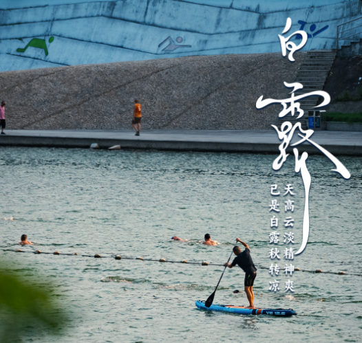 蒹 葭 蒼 蒼，____為 霜