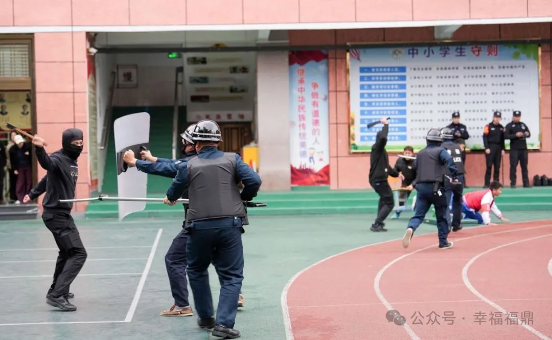 “歹徒”進校園？別害怕！這是應急演習！