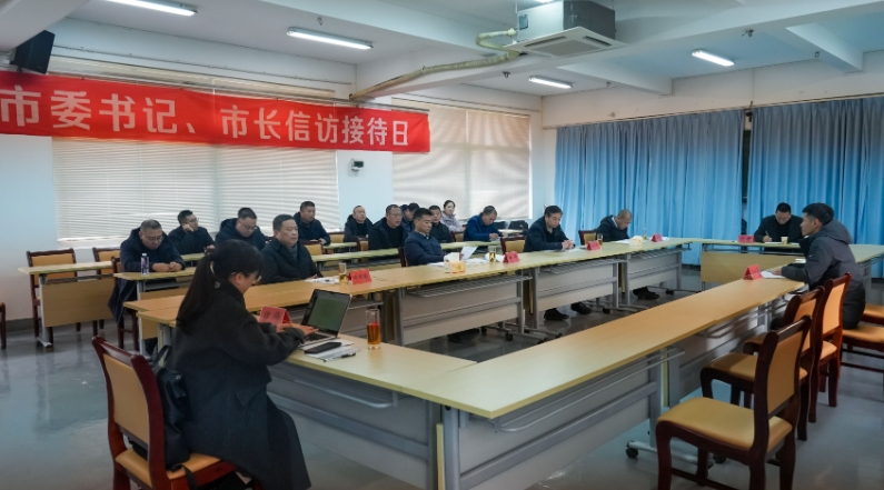 林青在市教師進修學校接待來訪群眾