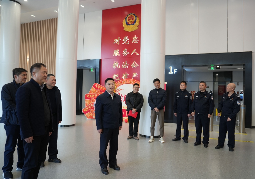 葉浩文看望慰問堅守崗位干部職工